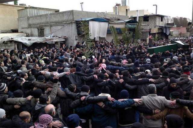 Funeral de civiles muertos durante una protesta contra el Gobierno en Damasco. | Foto difundida por Efe