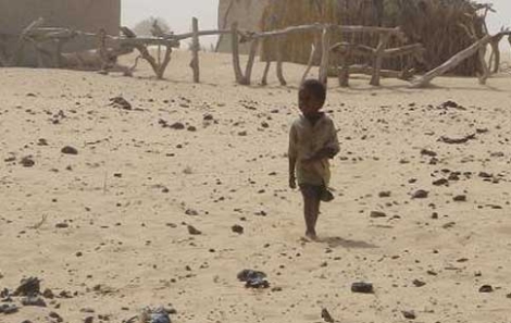 Un nio camina en una zona desrtica del Sahel. | Accin Contra el Hambre
