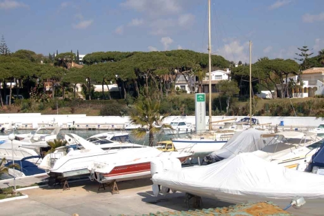 Varias embarcaciones abandonadas en el puerto deportivo de Cabopino. | Javier Martn