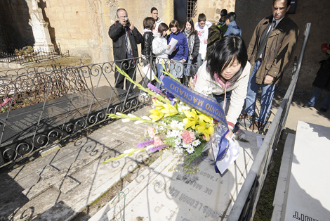 Ofrenda ante la tumba de Leonor en Soria. | rsula Andrs