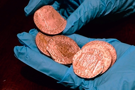 Algunas de las monedas que transportaba la nave.