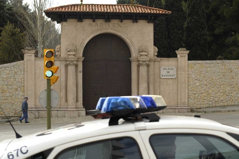 Un coche de la Polica custodia la entrada al Palacio de Marivent. | Pedro Armestre | Afp