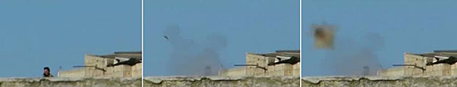 Un soldado sirio lanza un cohete contra la ciudad siria de Homs. | Afp