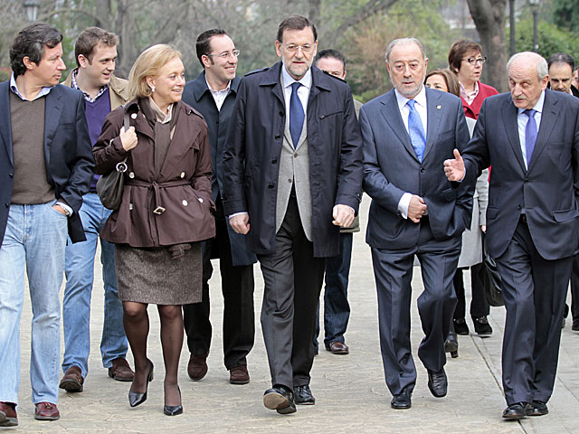 Rajoy pasea por Oviedo rodeado por Mercedes Fernndez y Gabino de Lorenzo. | Jorge Peteiro