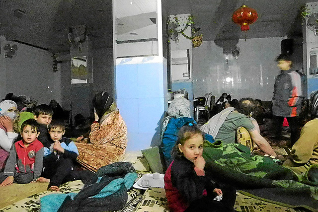 Niños y adultos, en un refugio improvisado en la localidad siria de Homs. | Javier Espinosa