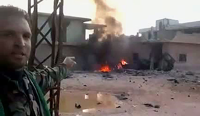 Imagen captada de un vdeo de Youtube en la que un activista muestra uno de los bombardeos en Homs. | Afp