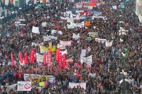 Miles de personas se han manifestado en el centro de Valencia. | Benito Pajares