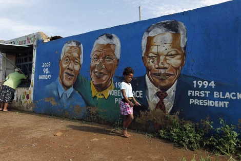 Una pintada de Mandela, en Soweto. | Reuters