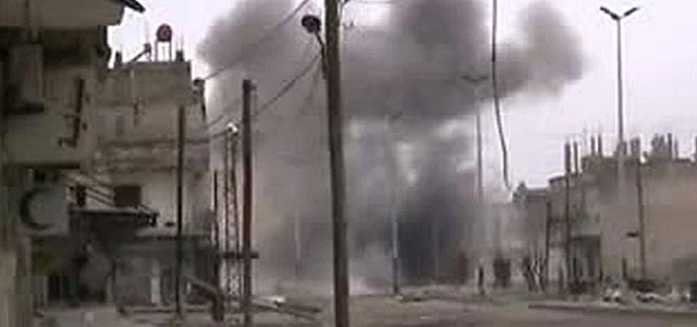 Imagen de humo tras bombardeos en Bab Amro, Homs.| Afp