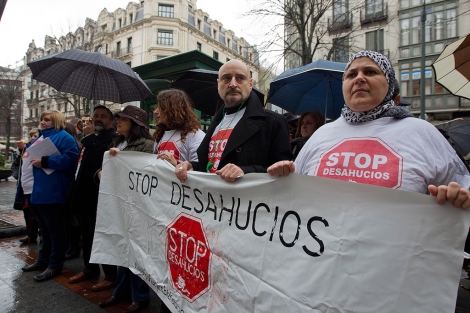 Protesta de miembros de Stop Dasahucios en Bilbao. | Mitxi