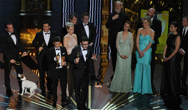 El equipo al completo de 'The artist' ha subido a recoger el Oscar a mejor película. |AFP