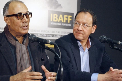 Abbas Kiarostami, con el alcalde de Murcia, Miguel Angel Cmara. Efe