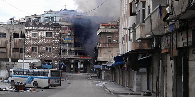 Destrozos en una calle de Homs. | Reuters