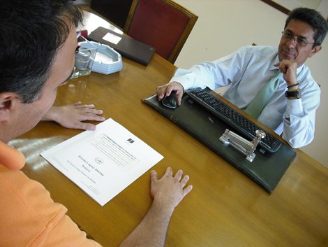 Un notario (dcha.) frente a un firmante de una escritura hipotecaria. | J. S. C.