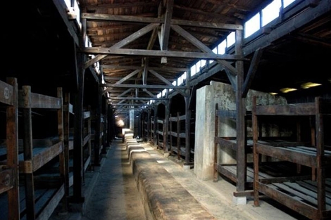 Interior de uno de los barracones conservados en el campo de exterminio.| www.auschwitz.org