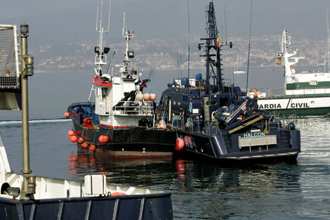 El pesquero 'Ratonero' custodiado por el barco de Aduanas. | R. Gonzlez