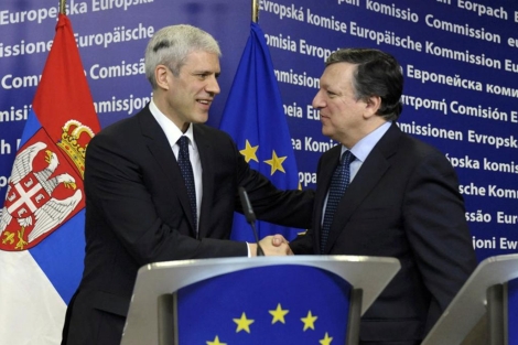 Boris Tadic (izq) y el presidente de la CE, Jose Manuel Barroso, (dcha) en Bruselas. | Reuters