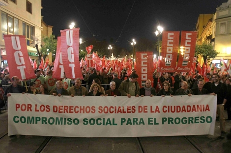Miles de personas salen a la calle para protestar por los recortes en ...