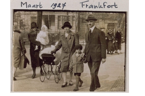 Anne Frank con sus padres y su hermana Margot, en 1927. | Efe