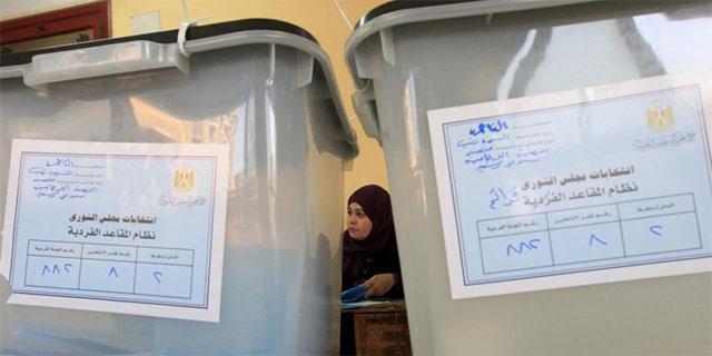 Urnas electorales para la segunda jornada de elecciones a la Cmara Alta en Egipto. | AFP