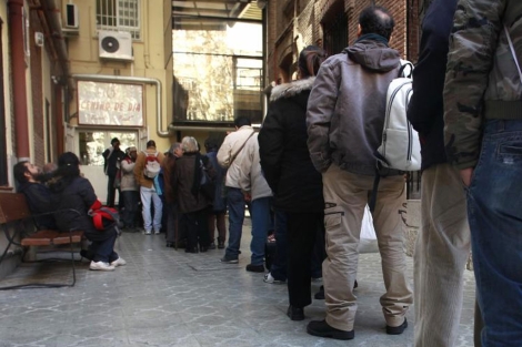 Una cola de gente en la cola para entrar a un comedor social.| Antonio Heredia