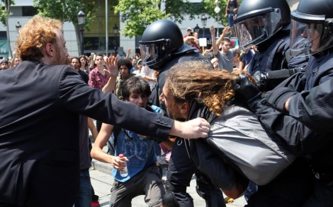 Los Mossos desalojan la plaza de Catalua. | Domnec Umbert