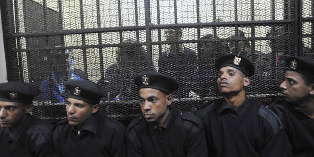 Imagen del juicio celebrado en El Cairo contra los procesados, encerrados en una jaula. | Efe