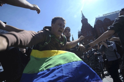 Un activista homosexual durante una protesta en la capital rusa. | Reuters