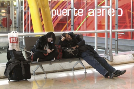 Dos pasajeros afectados por uno de los paros de Iberia. | Efe
