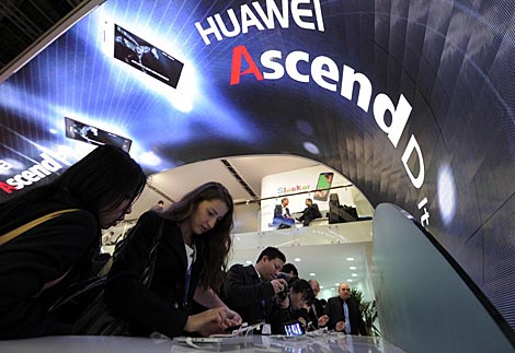 Asistentes al MWC prueban el Huawei Ascend P1S | Afp