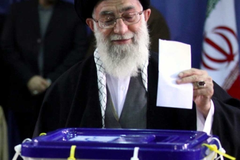 El ayatol Jamenei, en el momento en que deposita su voto. | Efe