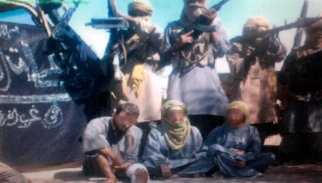 Imagen del vdeo en el que se vea a los tres secuestrados.