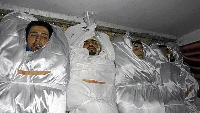 Cadáveres de hombres asesinados en los bombardeos del régimen. | Afp