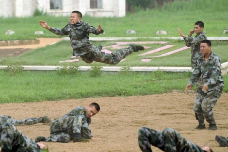 Imagen de archivo de soldados del Ejrcito chino realizado maniobras. | Afp