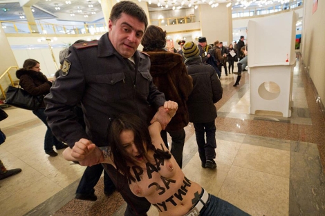 Una activista es arrestada tras desnudarse en el colegio de Putin. | Afp