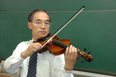 El científico Shigeyoshi Osaki toca el violín con cuerdas de seda.
