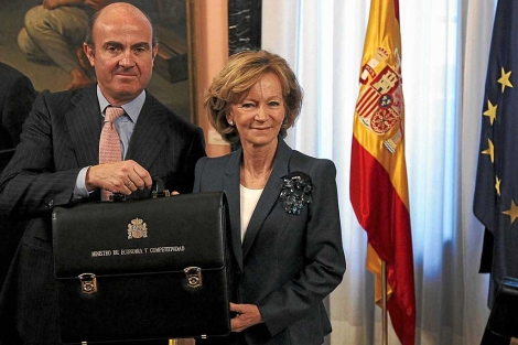 Luis de Guindos, al recibir la cartera de Economía de parte de Elena Salgado. | Reuters