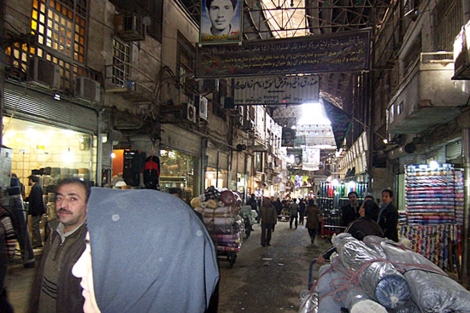 Gente comprando y mozos cargando mercancas en uno de los corredores del bazar. | R. M.