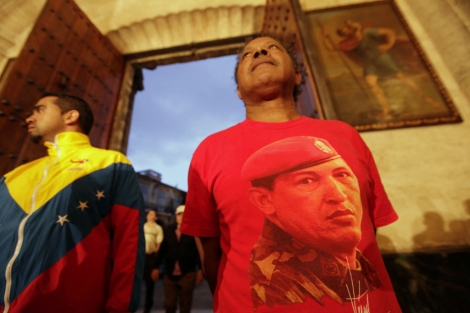 Un seguidor de Chvez, en la iglesia, con una camiseta con su rostro. | Reuters