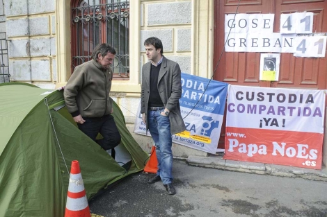 Gorka Maneiro conversa con Koldo Meabe frente al Ayuntamiento de Ortuella. | Patxi Corral