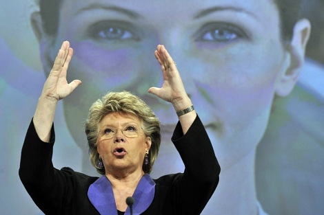 Reding, durante la rueda de prensa en Bruselas. | Reuters