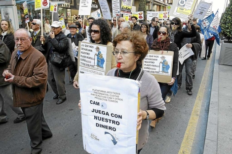 Afectados por la CAM, en una manifestacin, este domingo, en Alicante. | R.Prez