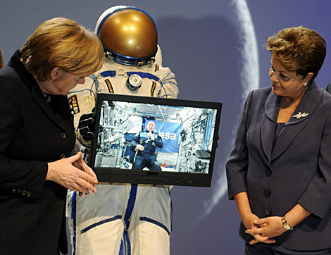 Angela Merkel y Dilma Rousseff, durante la inauguracin de la feria. | Reuters