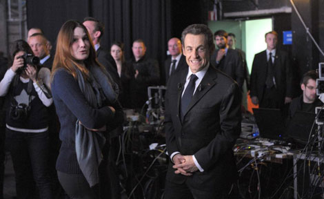 Sarkozy junto a Carla Bruni, en el 'backstage' antes de su intervencin televisiva. | Reuters