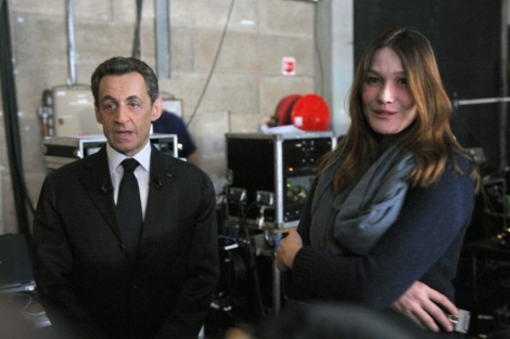 Carla Bruni-Sarkozy, junto a su esposo, antes de participar en un programa televisivo. | Reuters