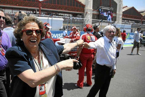 Rita Barber bromea con Ecclestone en una imagen de 2010. | E.M.