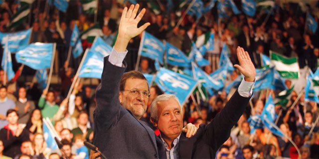 Rajoy, con Javier Arenas en la clausura del acto electoral celebrado en Mlaga. | Antonio Pastor