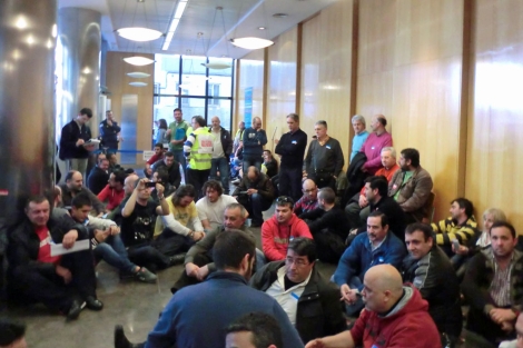 Un centenar de trabajadores se han encerrado en la sede la Xunta. | R.S.