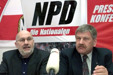 El presidente del ultraderechista NPD, Udo Voigt (d), junto a su abogado en Berln. | Ap