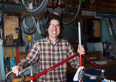 Mr. Jalopy, en su taller de bicis usadas de Riverside, Los Angeles